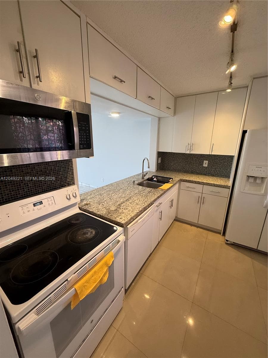 FOX CHASE CONDO #2 · #420 in Miami - Photo 5