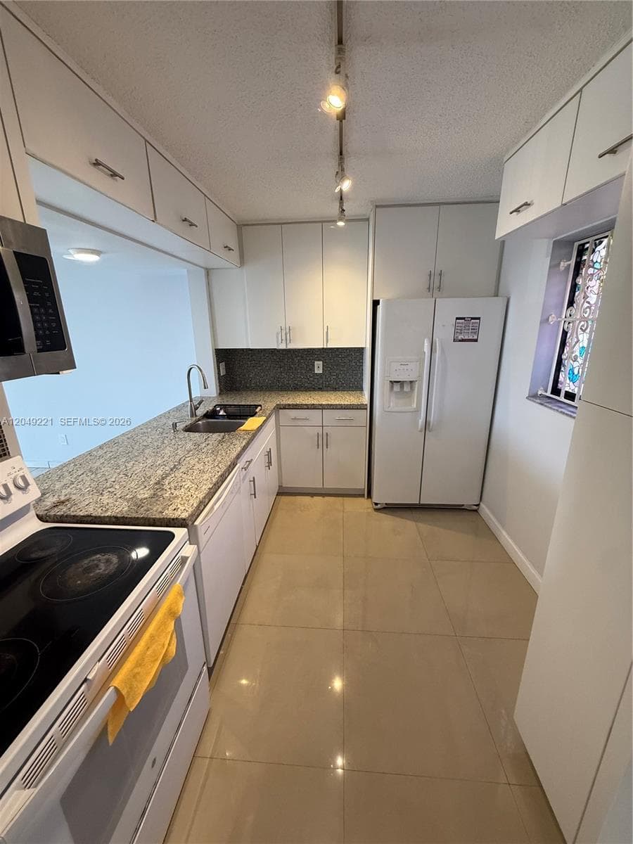 FOX CHASE CONDO #2 · #420 in Miami - Photo 4