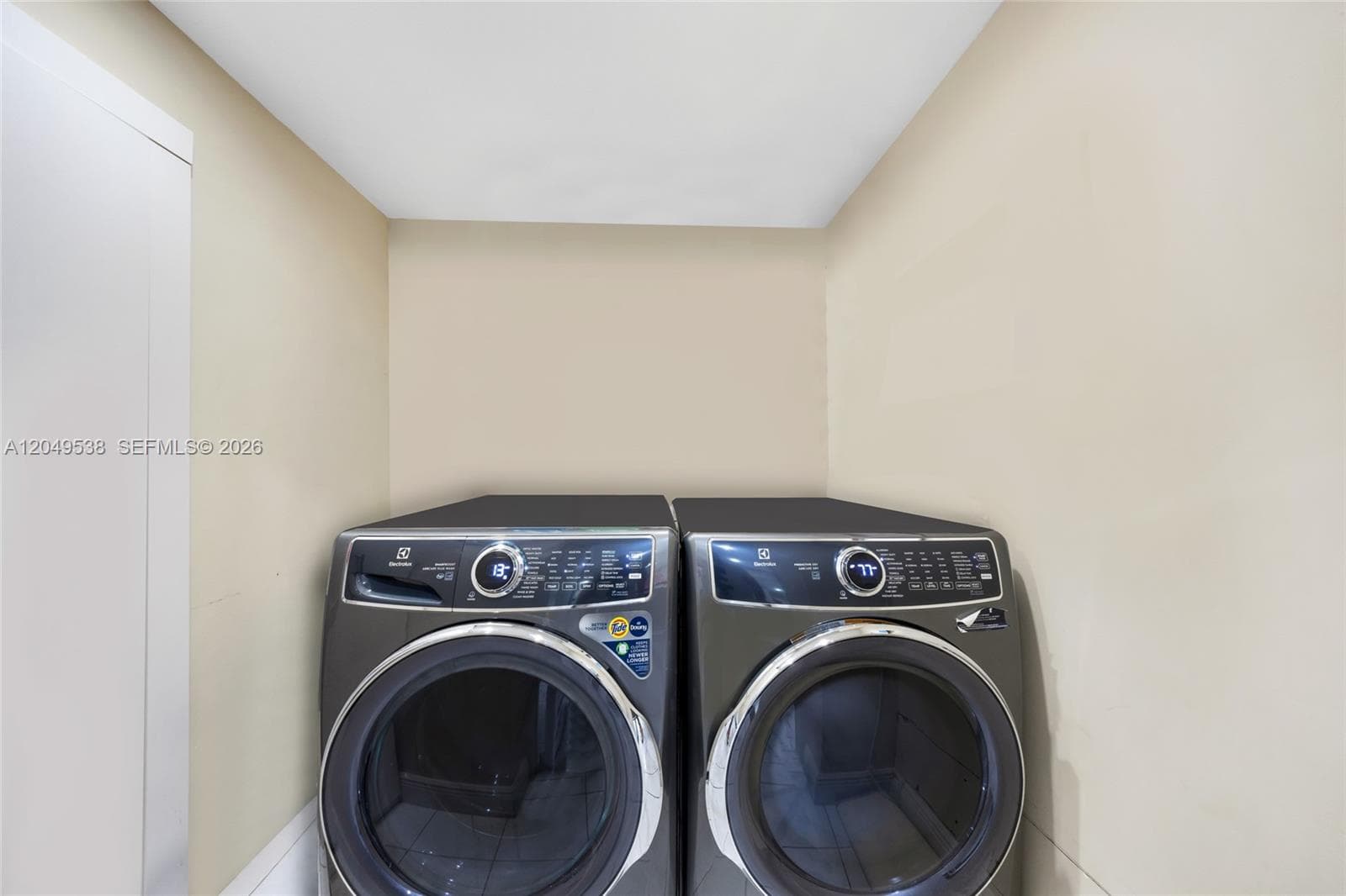 490 W 33rd Pl photo 12