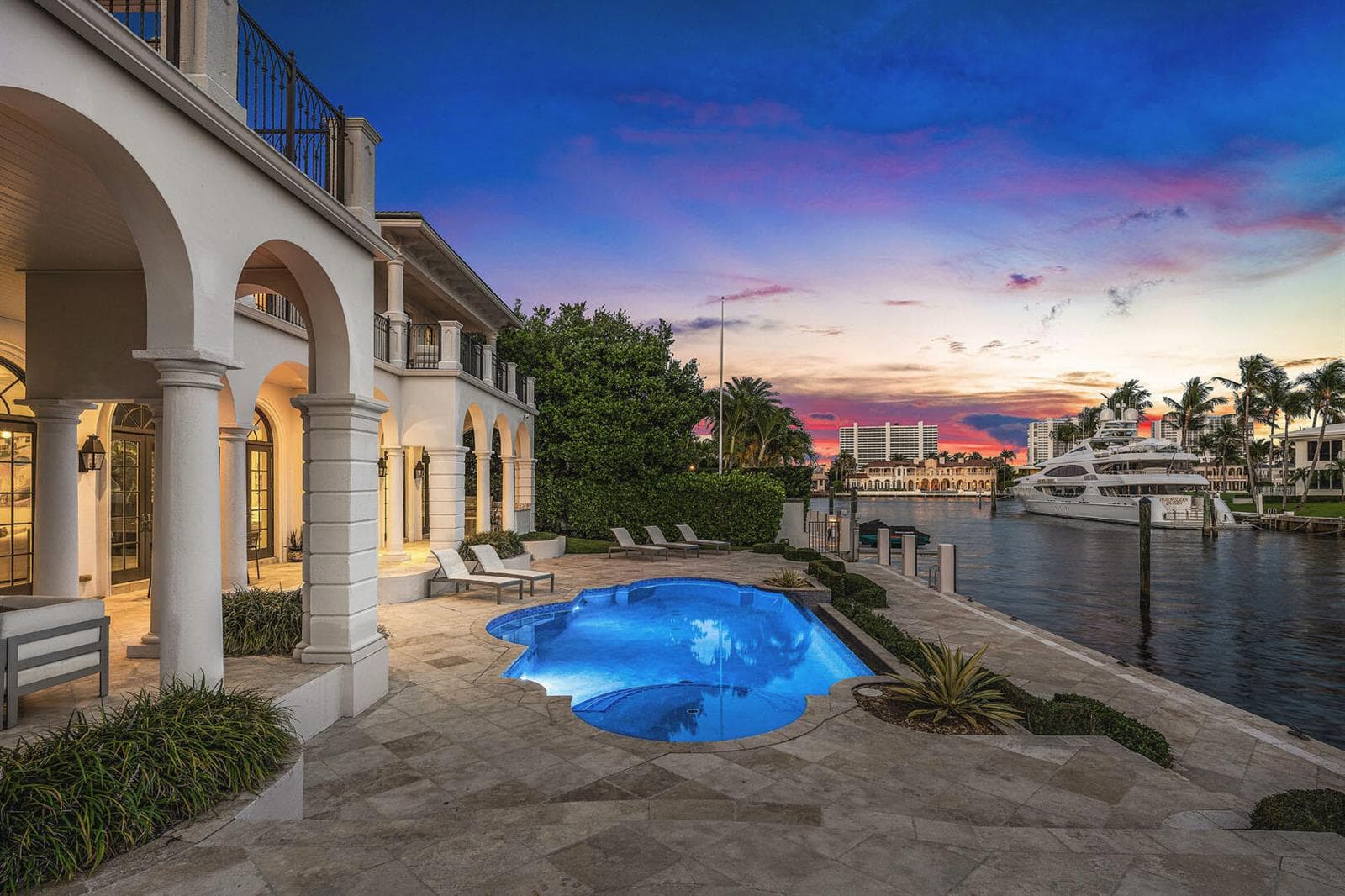 450_South_Maya_Palm_Drive_Dusk_14