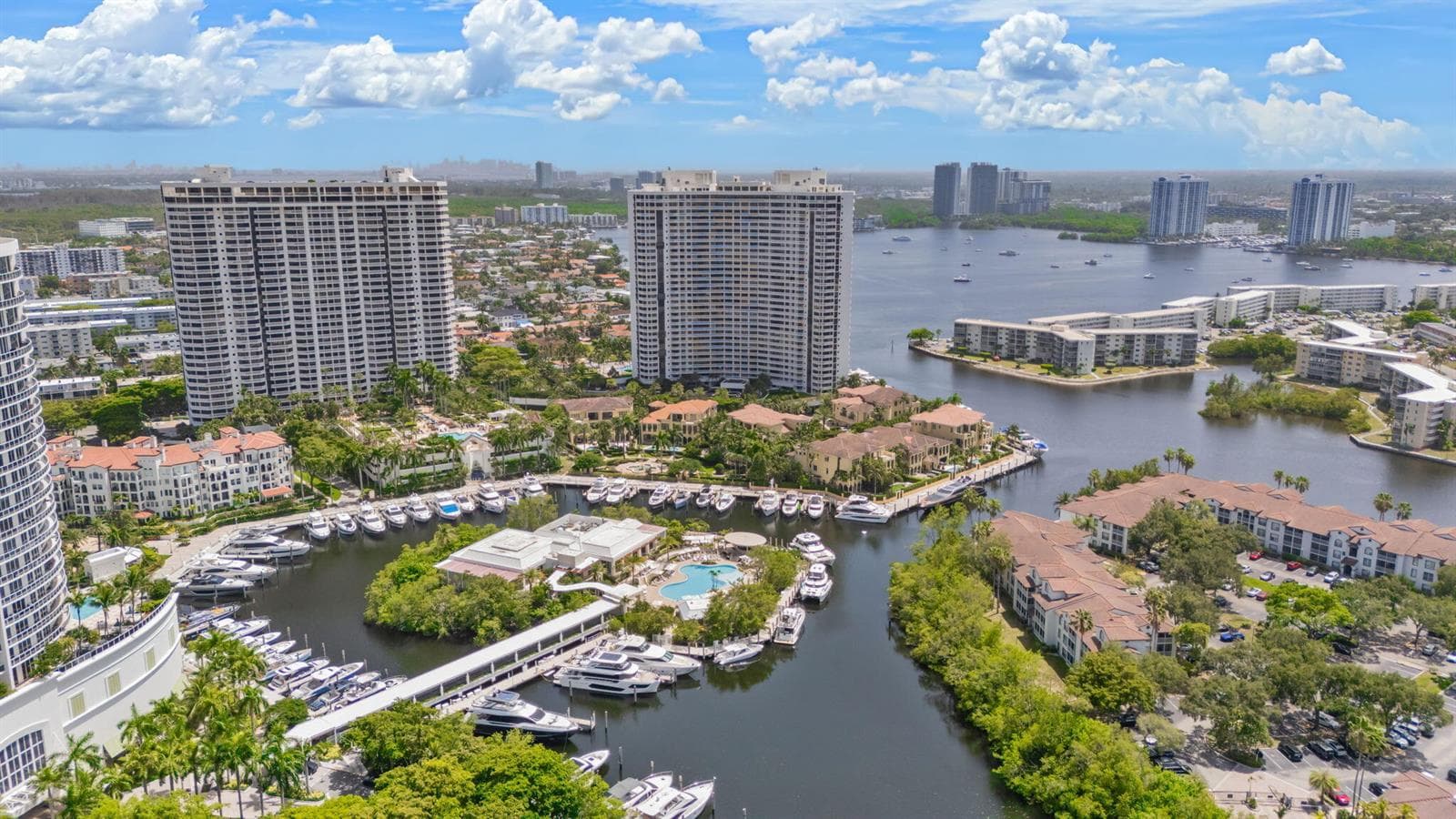 44-web-or-mls-1000 E Island Blvd 305, Av