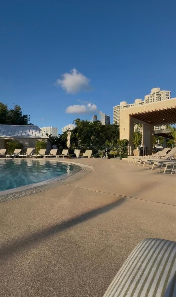 45-web-or-mls-1000 E Island Blvd 305, Av