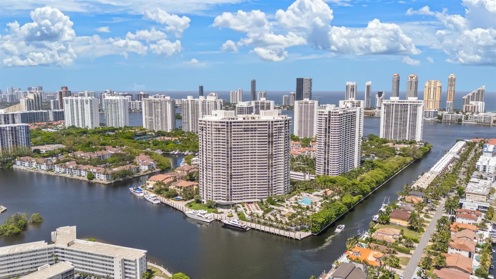 42-web-or-mls-1000 E Island Blvd 305, Av