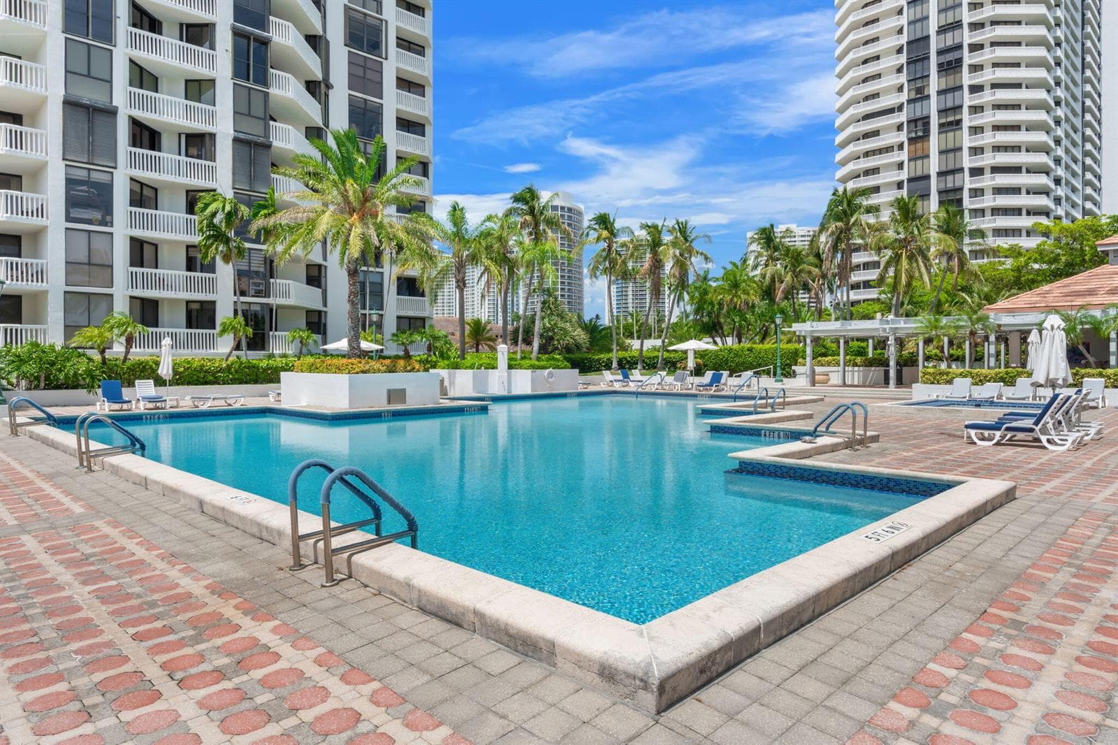 37-web-or-mls-1000 E Island Blvd 305, Av