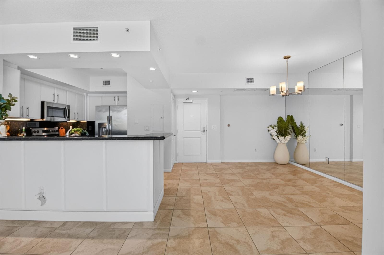 Dining Area and Breakfast Bar