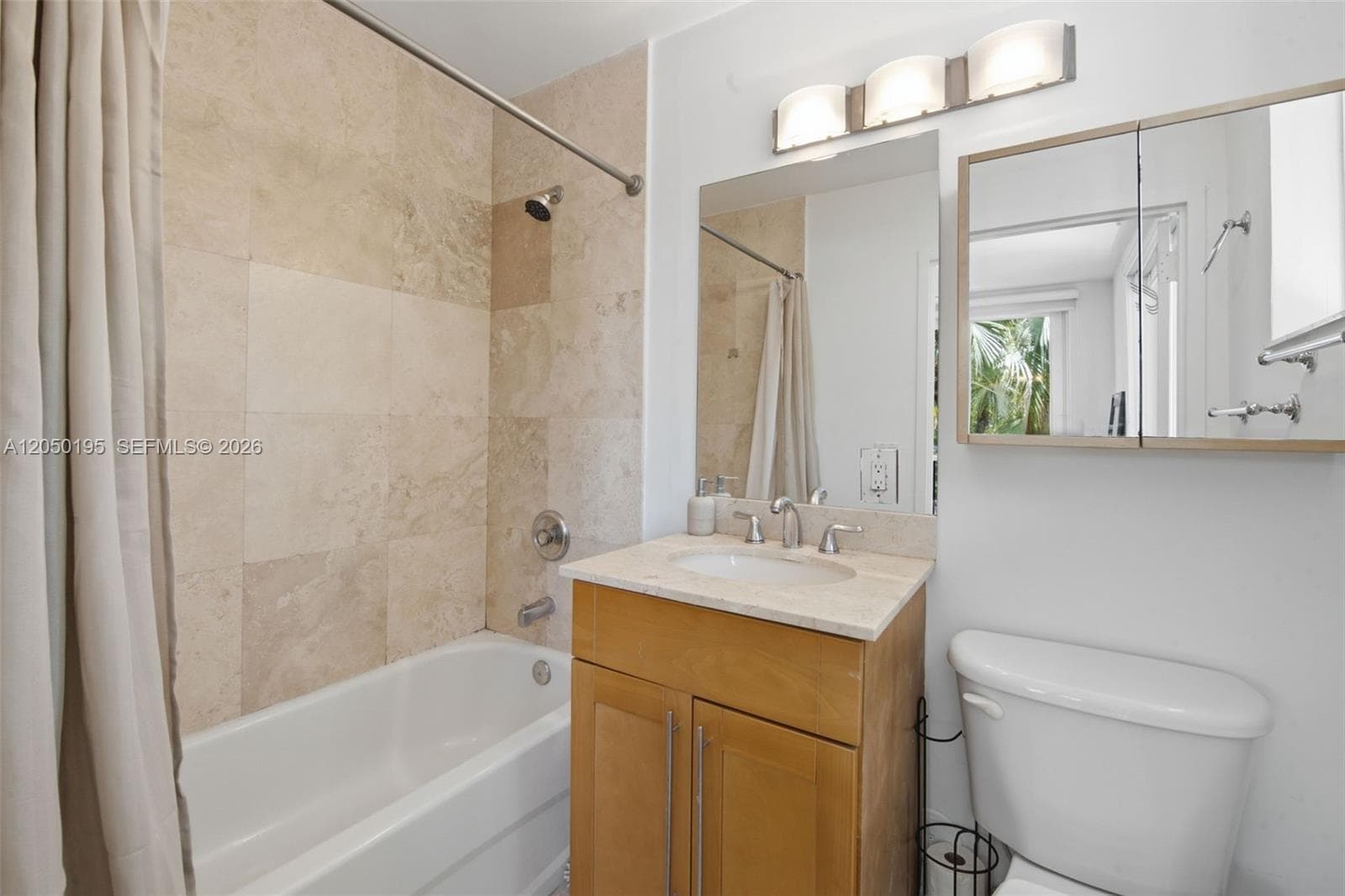 En-suite guest bathtub