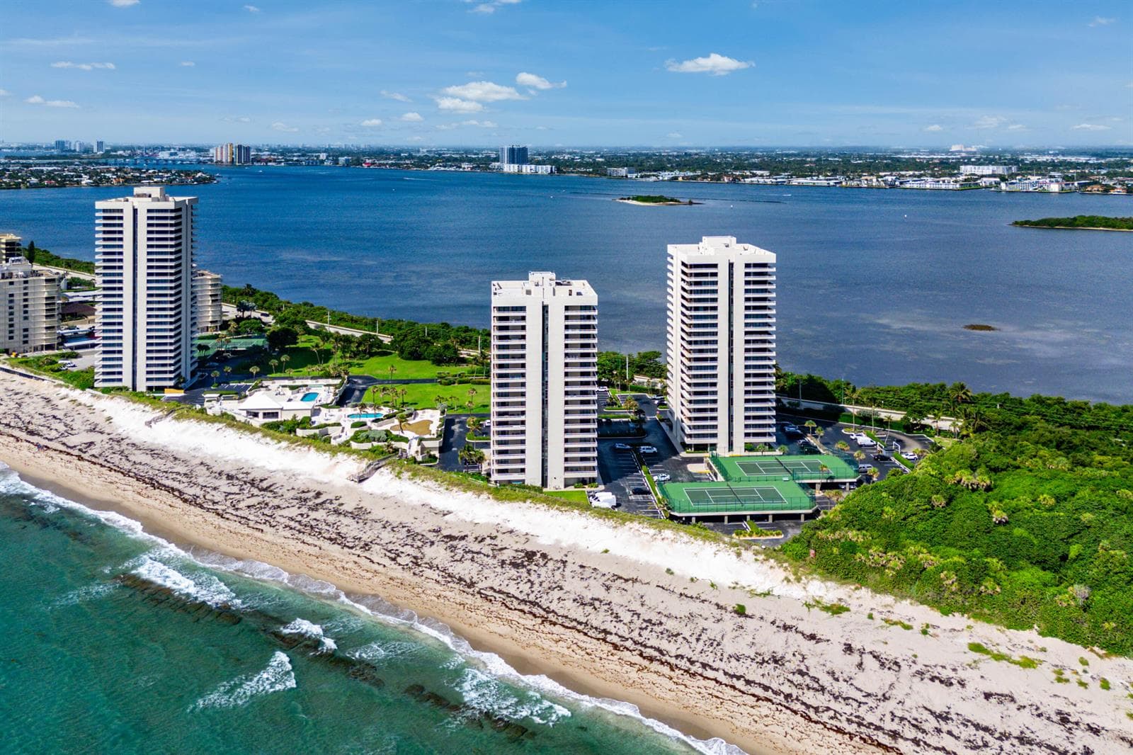 051-5540NorthOceanDrive-1C-RivieraBeach-