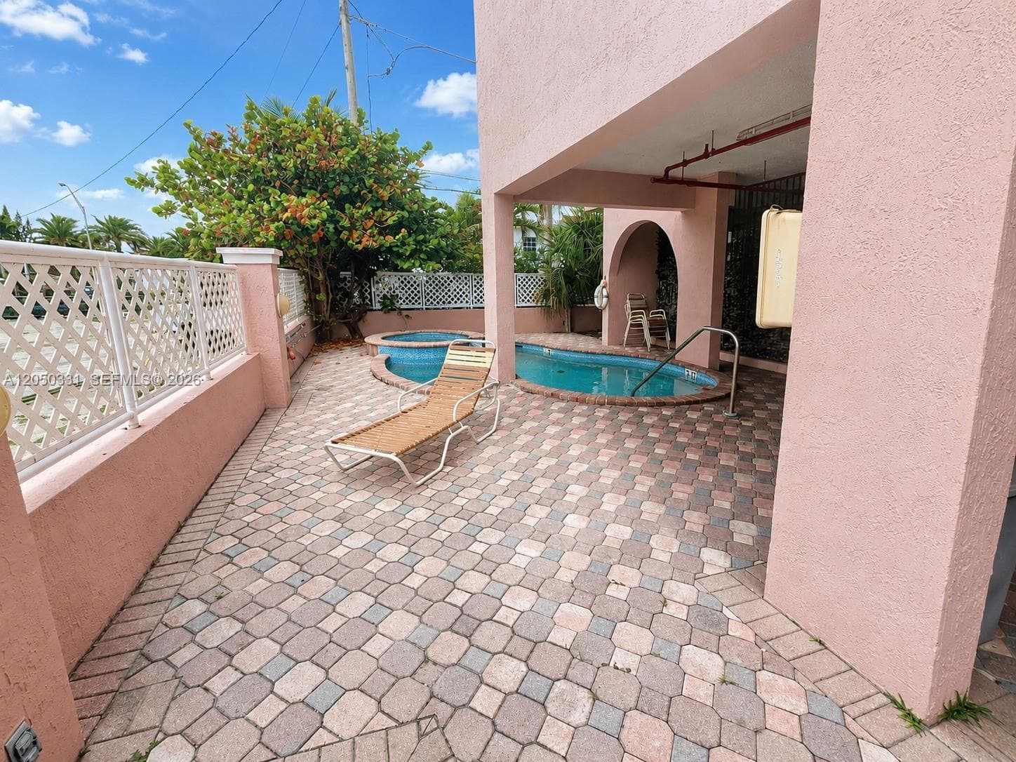 25_POOL_DECK