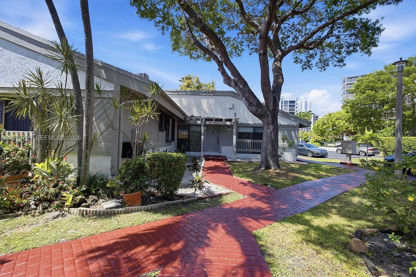 605 Leslie Dr photo 12