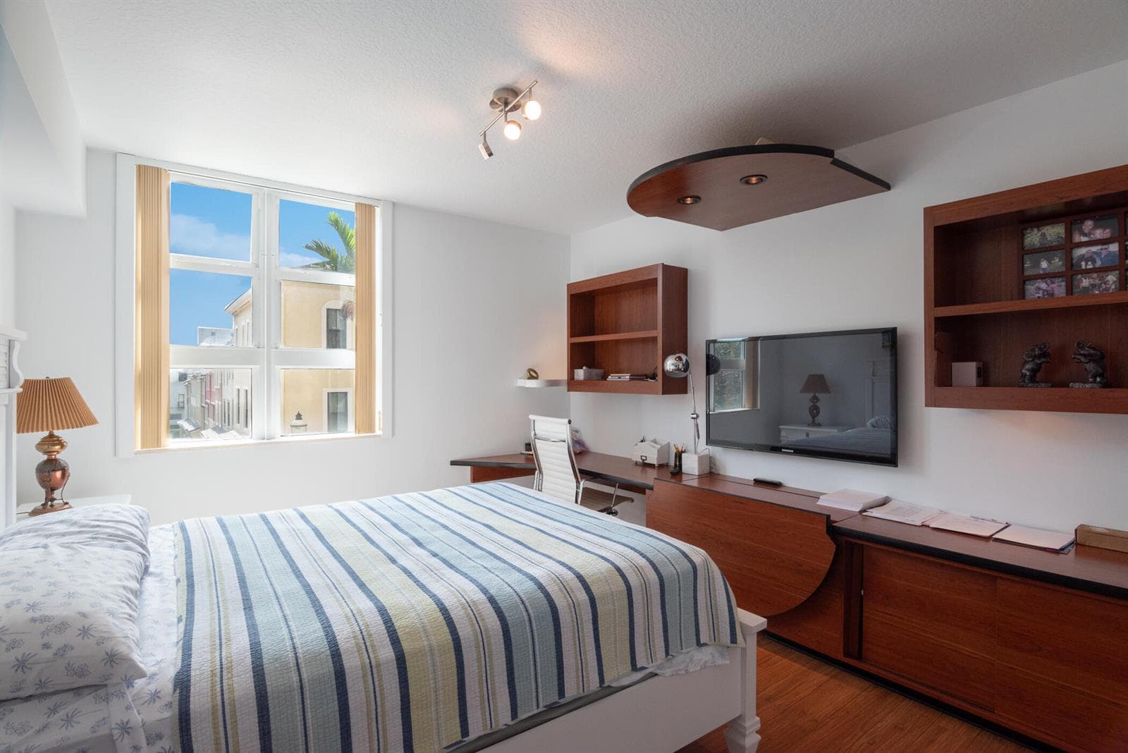© Clark-403 S Sapodilla 207-019