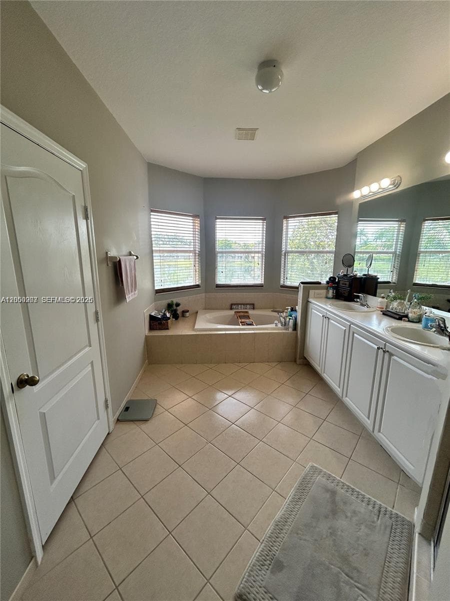 215 NE 32nd Ter photo 10