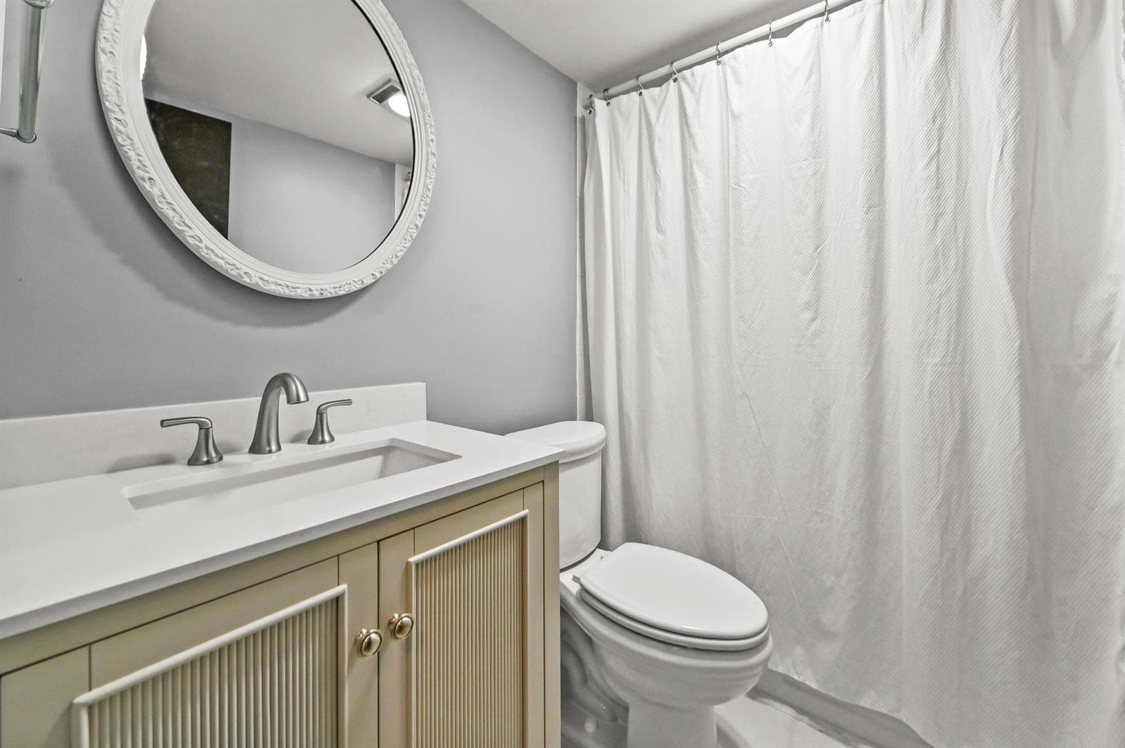 24 Bathroom 01