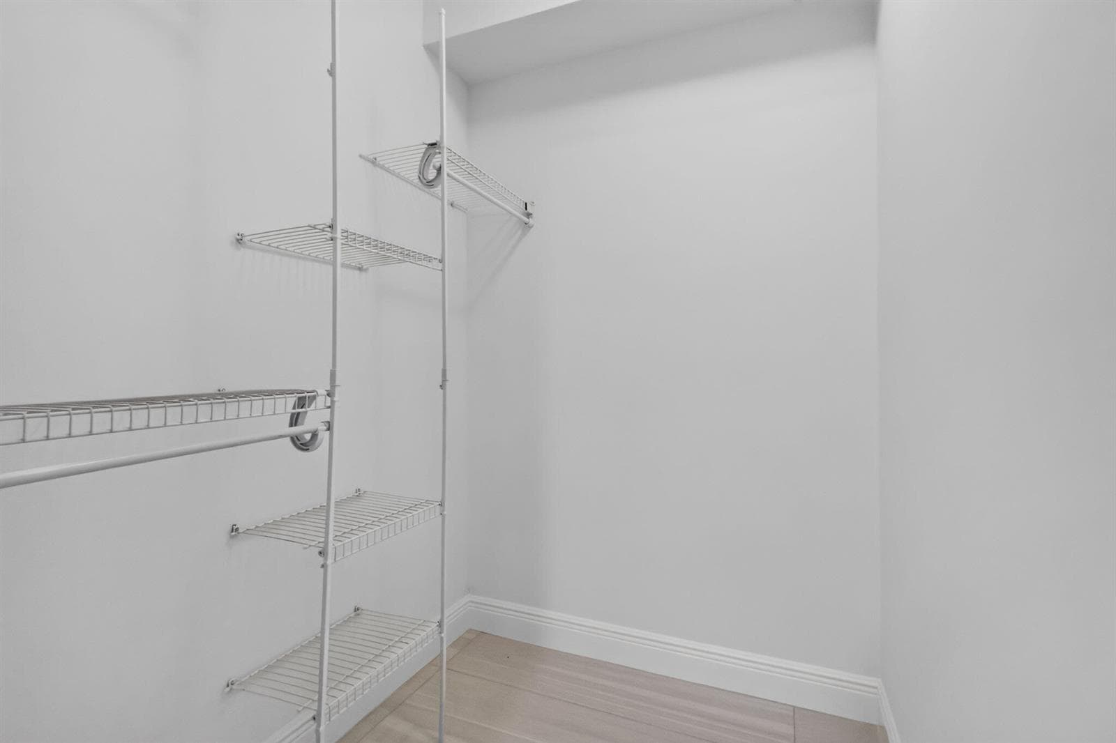 WALK IN CLOSET