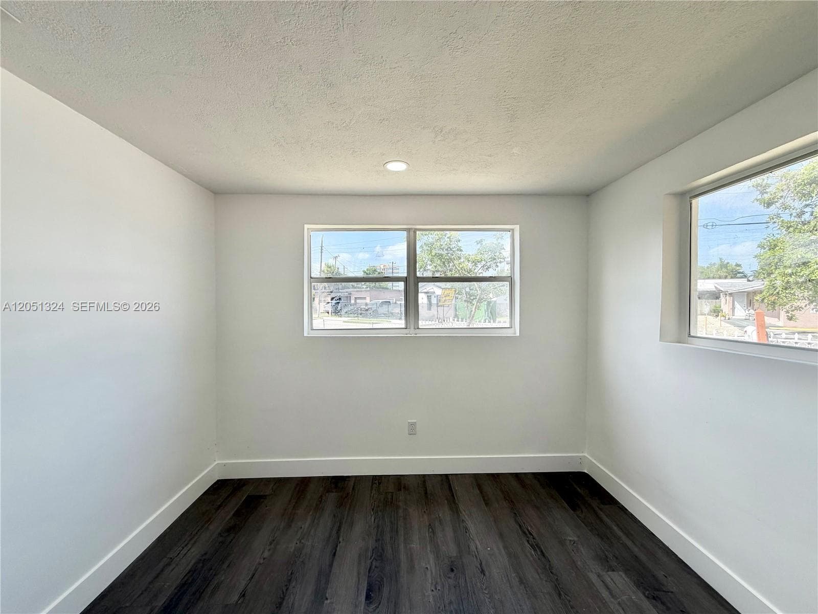 685 SE Park Dr photo 27