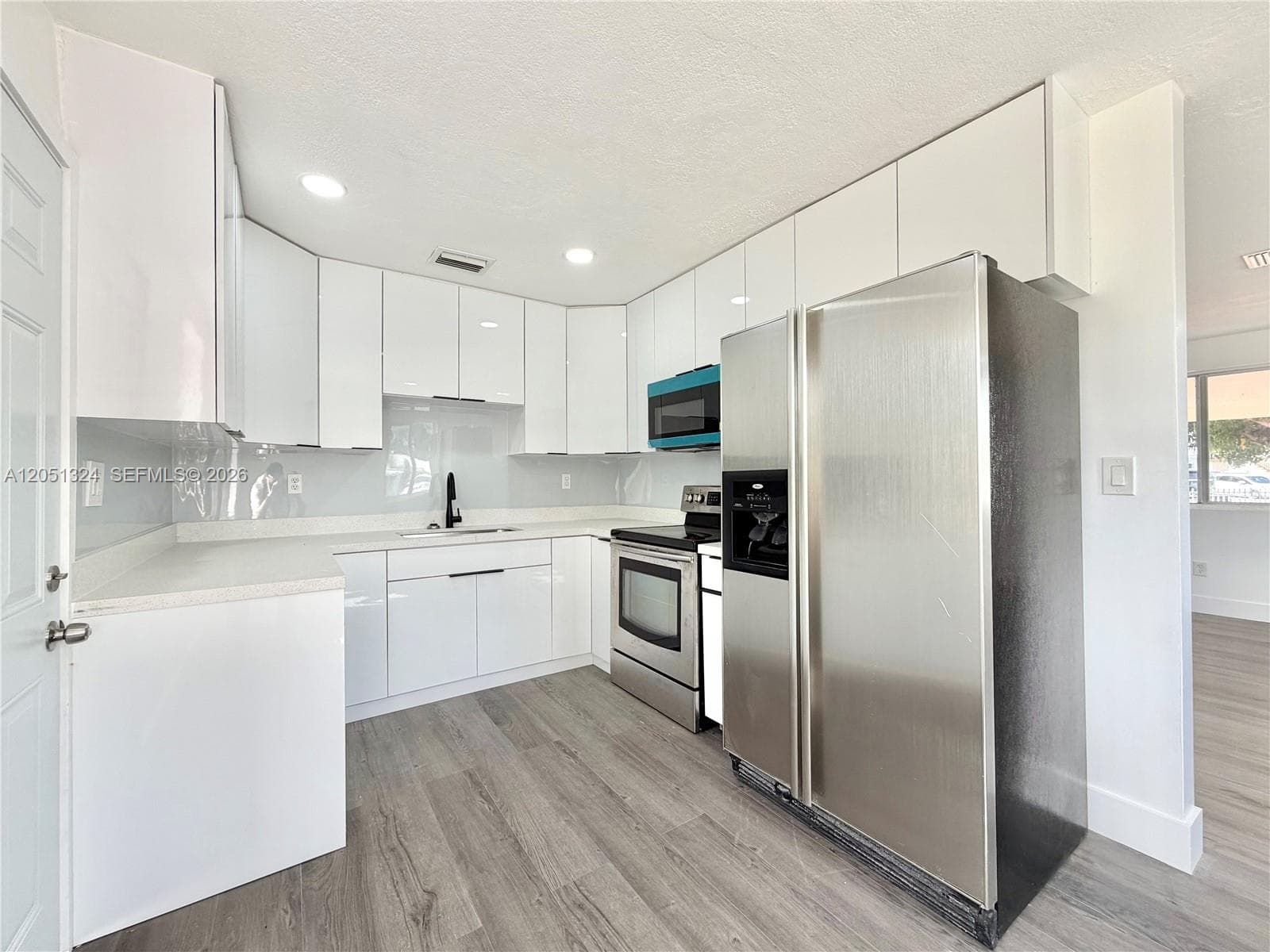 685 SE Park Dr photo 2