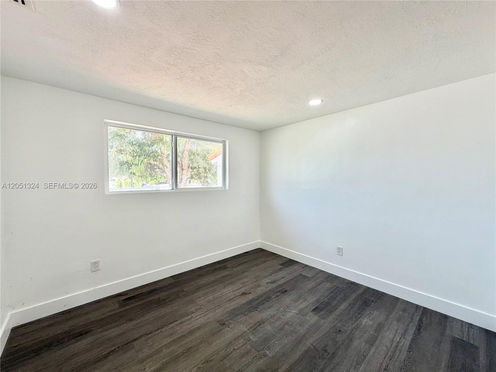 685 SE Park Dr photo 16