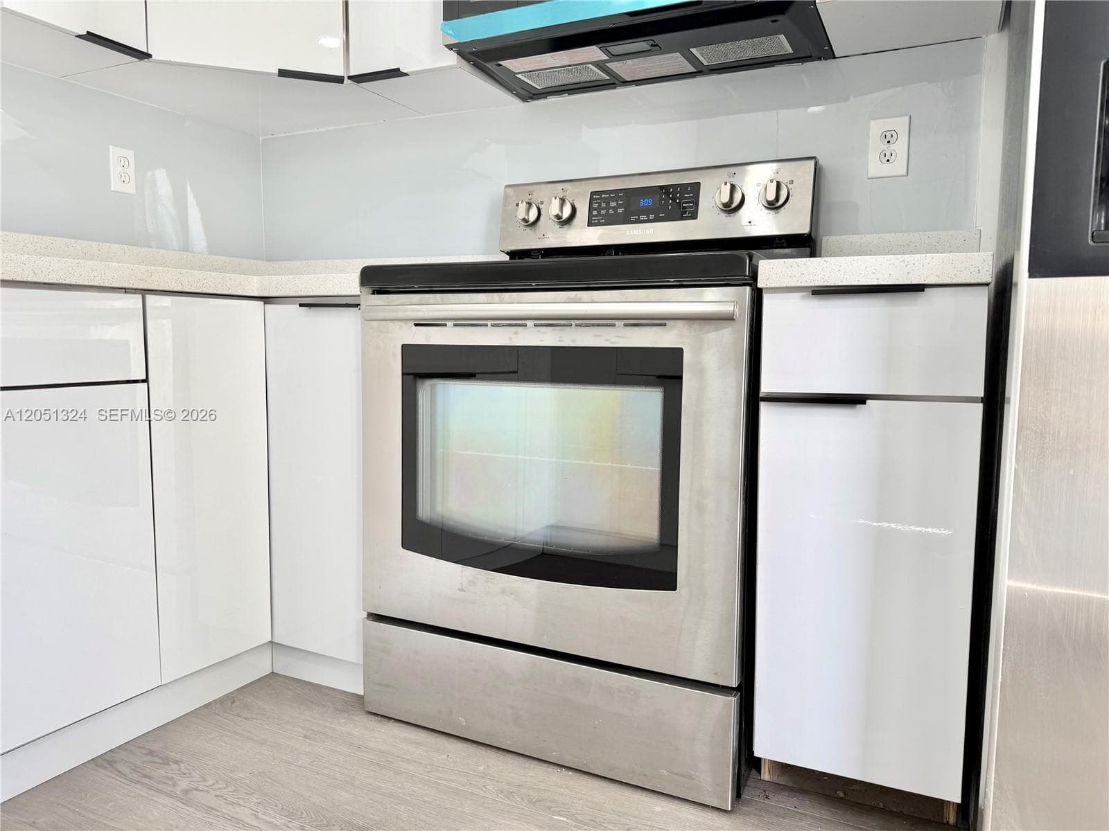685 SE Park Dr photo 3