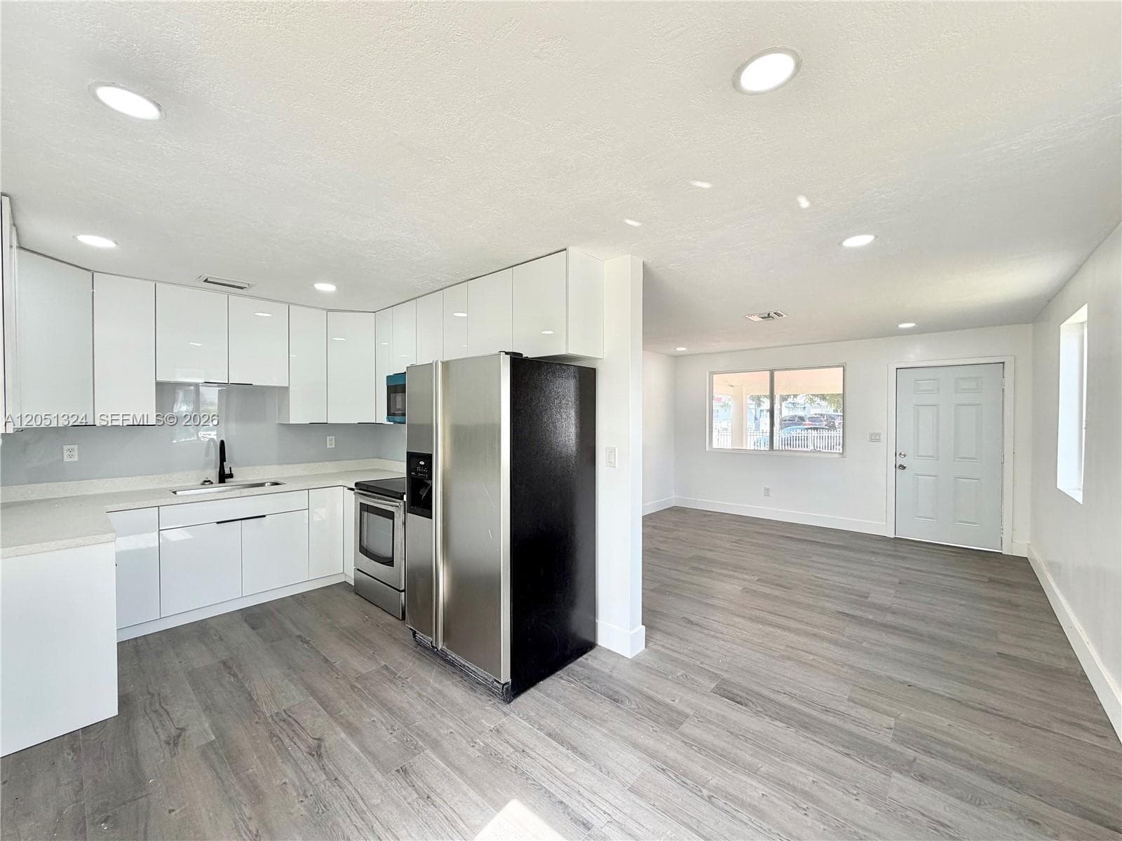 685 SE Park Dr photo 1