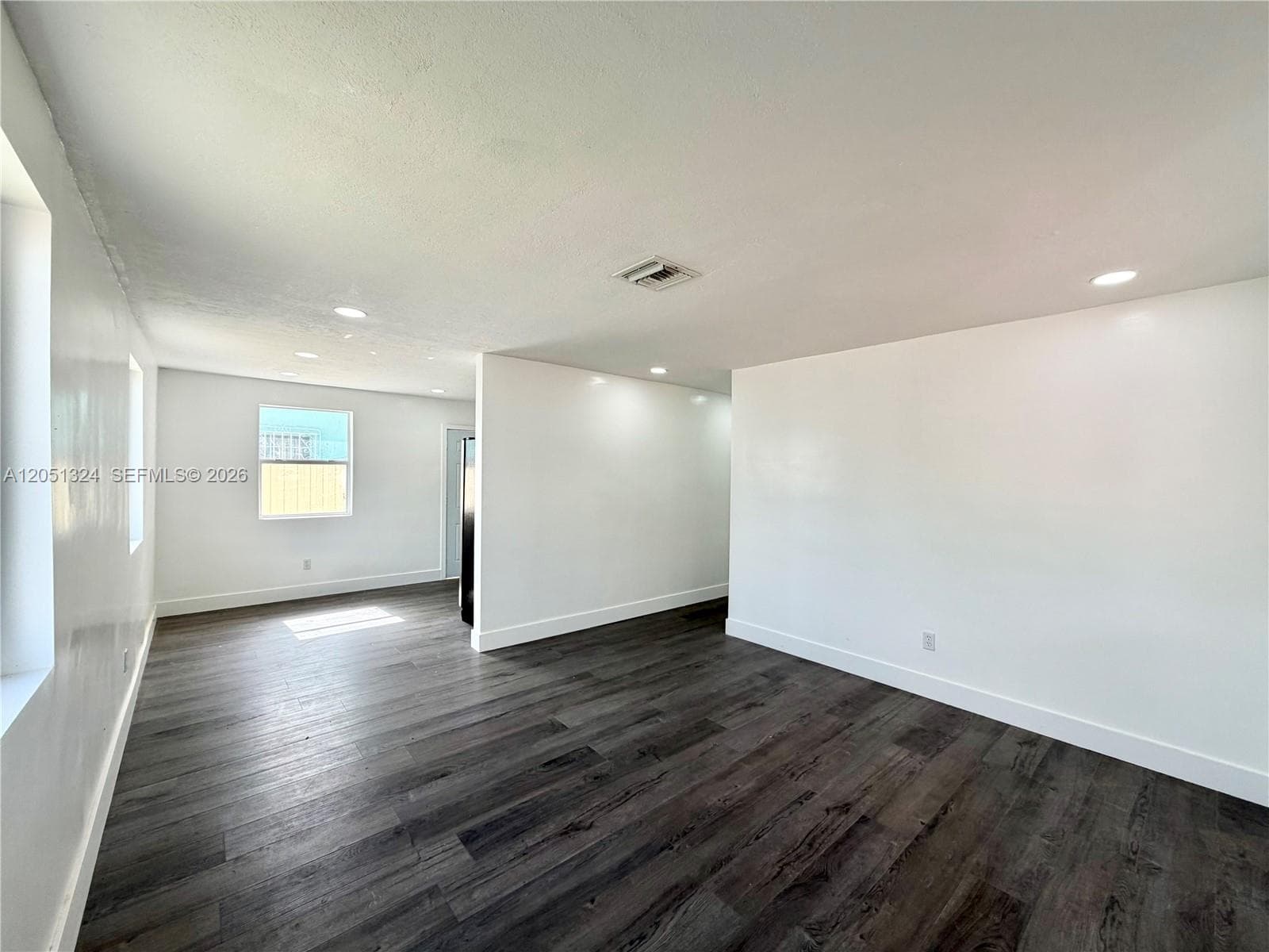 685 SE Park Dr photo 9