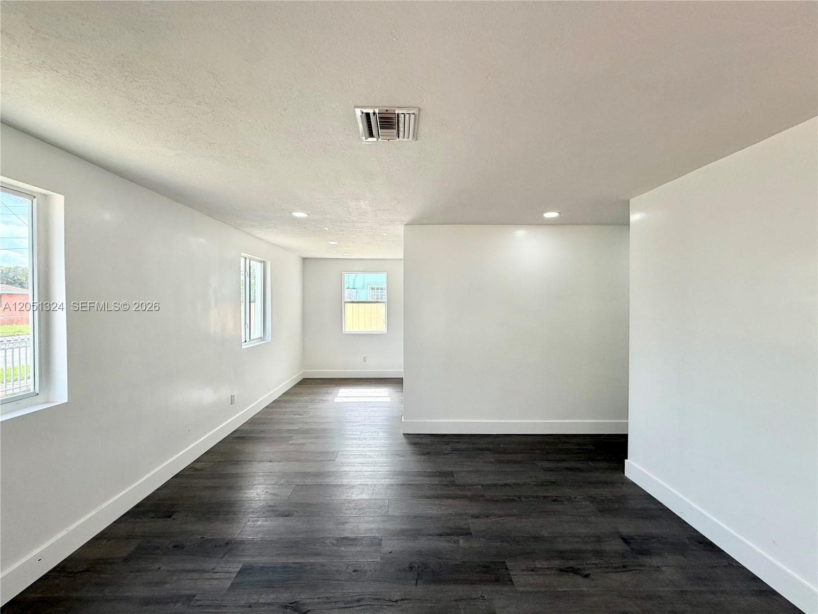 685 SE Park Dr photo 10