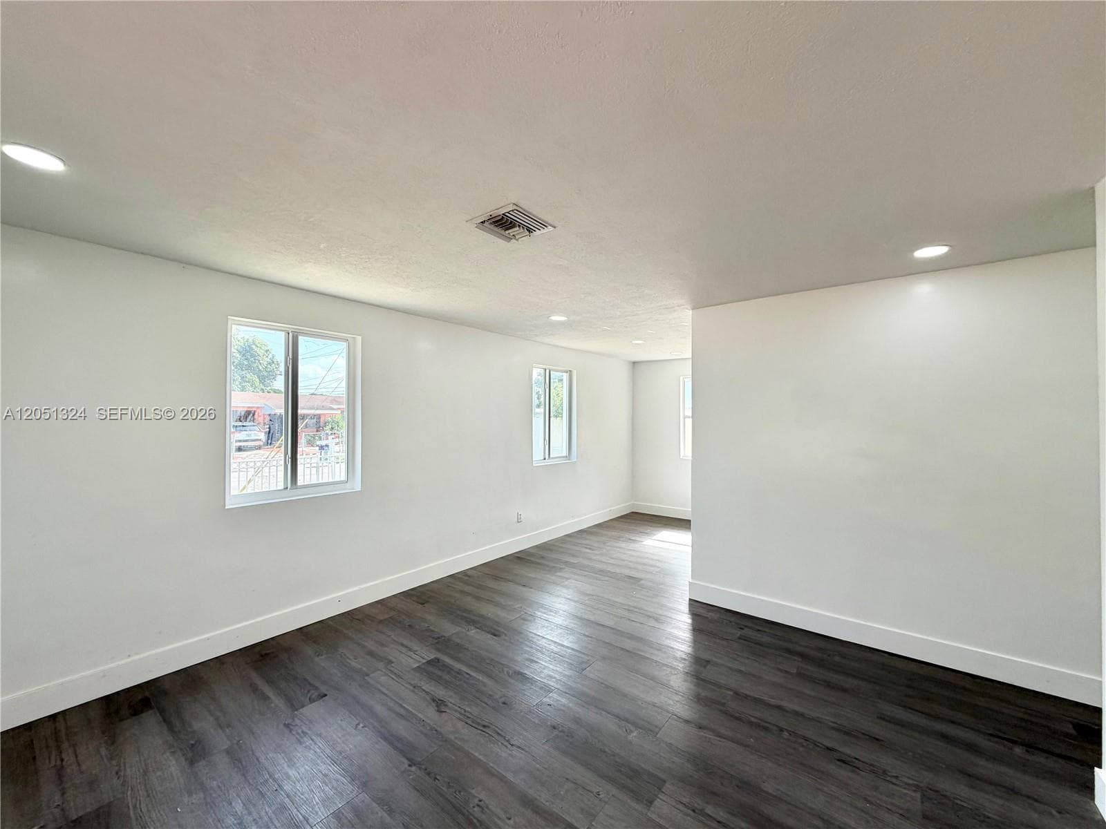 685 SE Park Dr photo 11