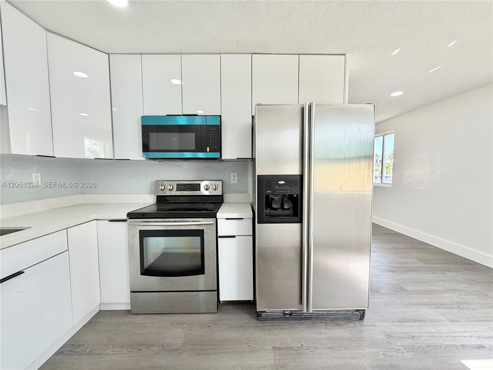 685 SE Park Dr photo 4