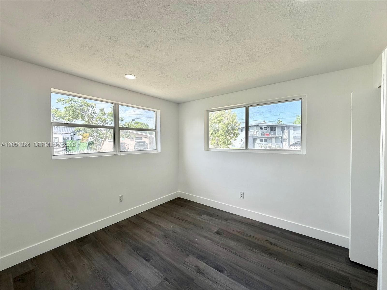 685 SE Park Dr photo 25