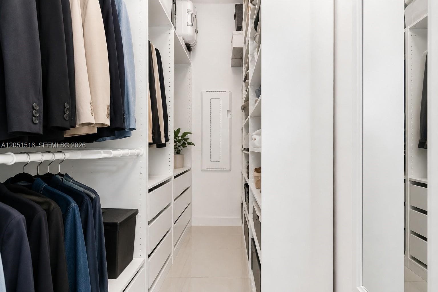 Master walking closet.