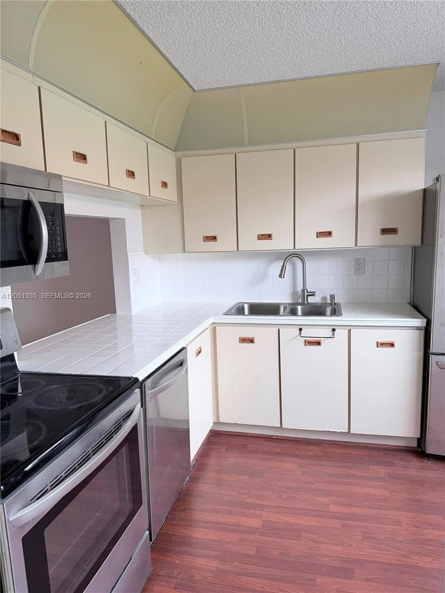 BANYAN TREE CONDO #9 · #107 in Miami - Photo 6