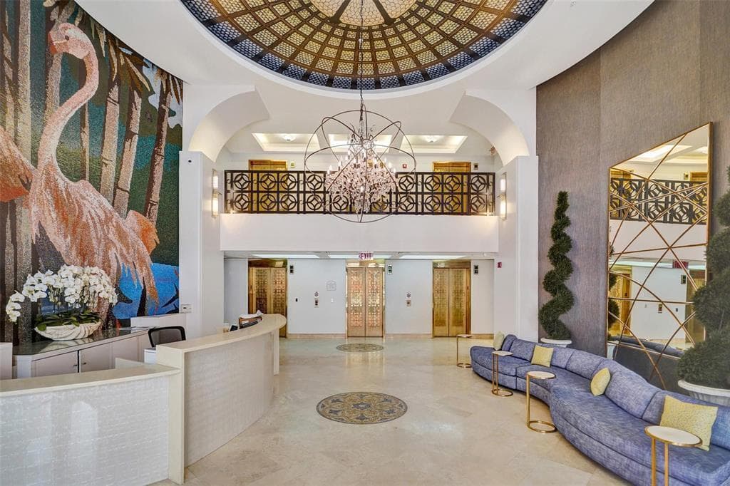 Strand 501 lobby