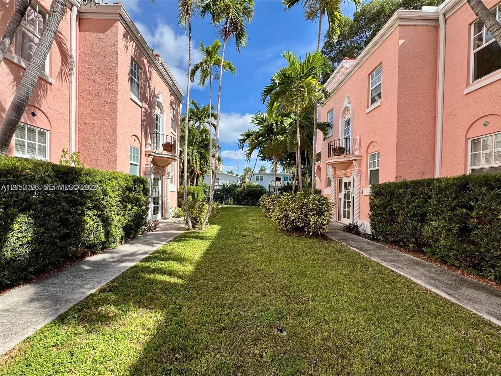 PALM GARDEN CONDO · #15 in Miami Beach - Photo 2