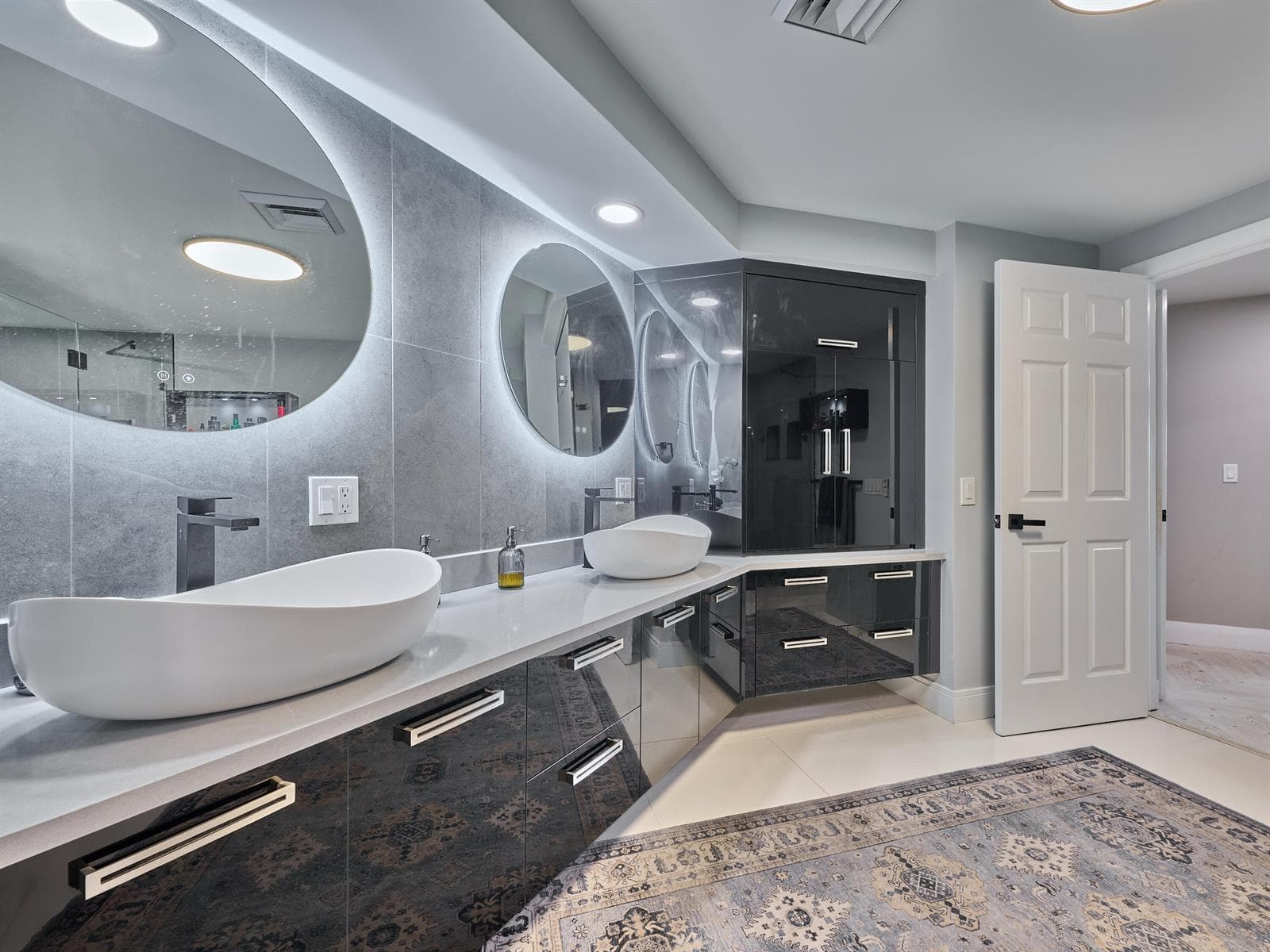 Master Full Bath Dual Sinks