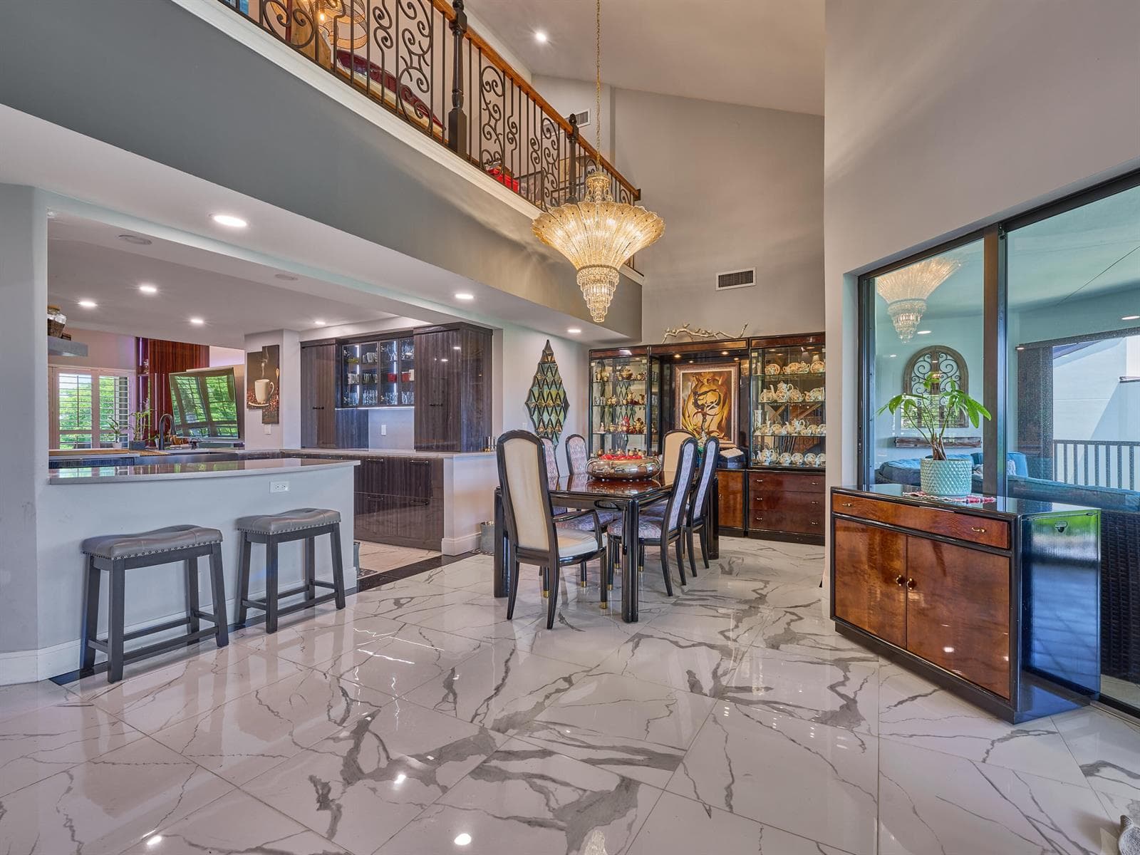 Dining to Kitchen