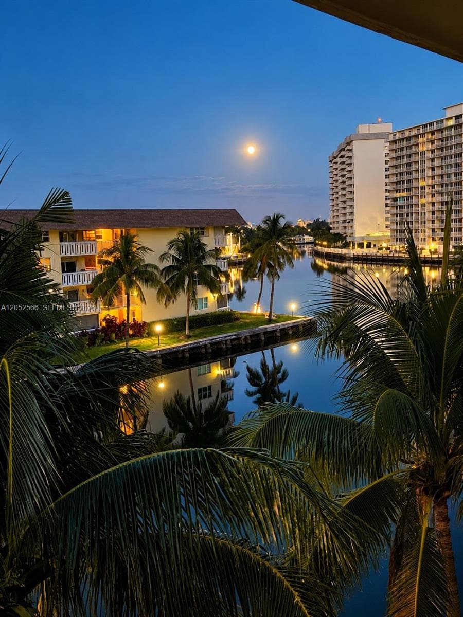 ISLANDS-BERMUDA CONDO · #406 in Hallandale Beach - Photo 2