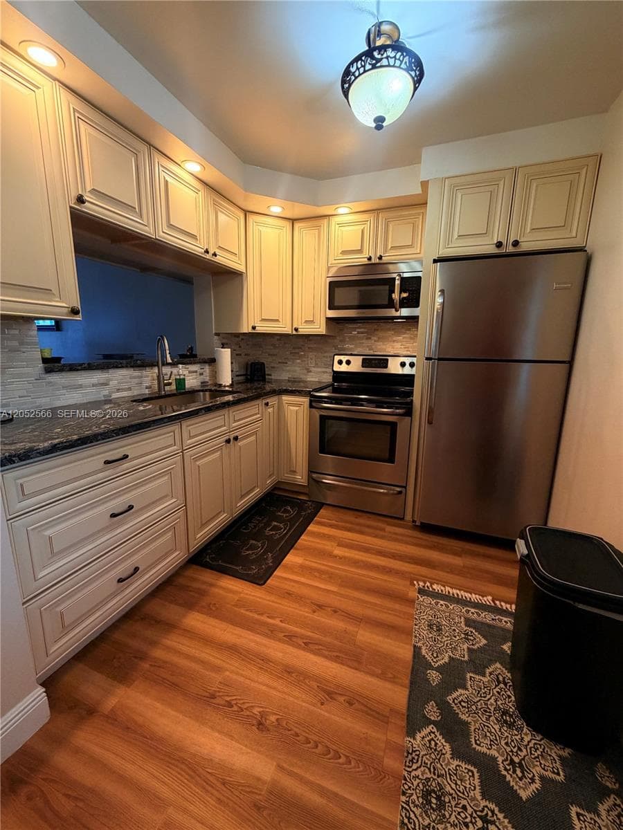 ISLANDS-BERMUDA CONDO · #406 in Hallandale Beach - Photo 6