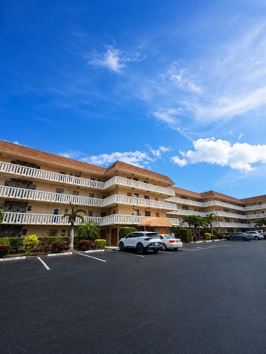 ISLANDS-BERMUDA CONDO · #406 in Hallandale Beach - Photo 14