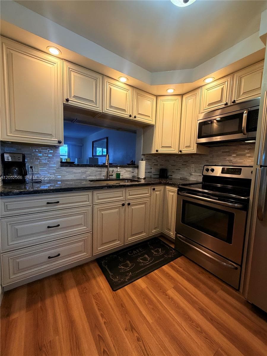 ISLANDS-BERMUDA CONDO · #406 in Hallandale Beach - Photo 4