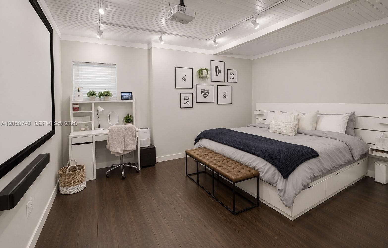 Flex space in efficiency- Living space or bedroom - private entrance
