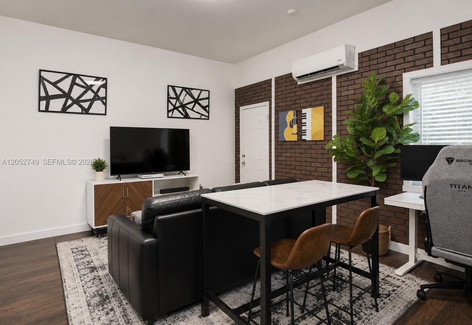 Bedroom in Efficiency, access to private yard