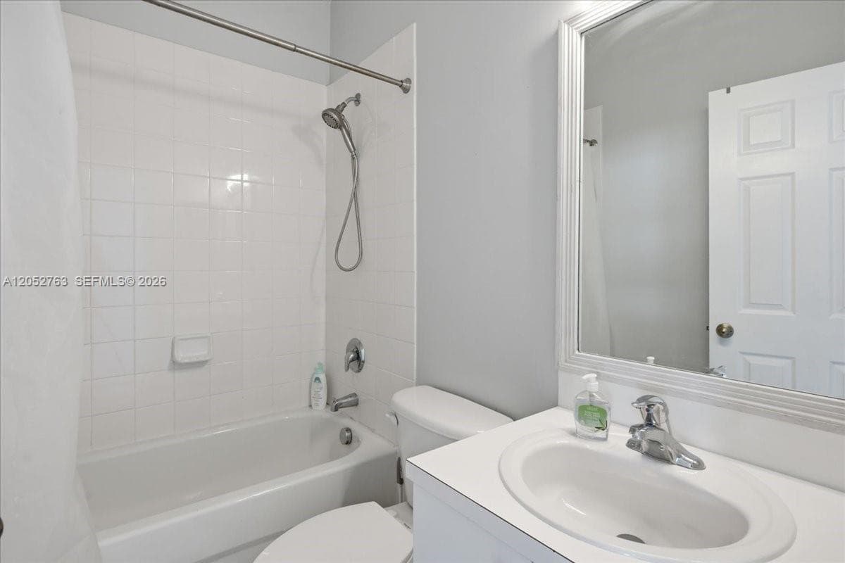 976 NE 42nd Ave #0 photo 23