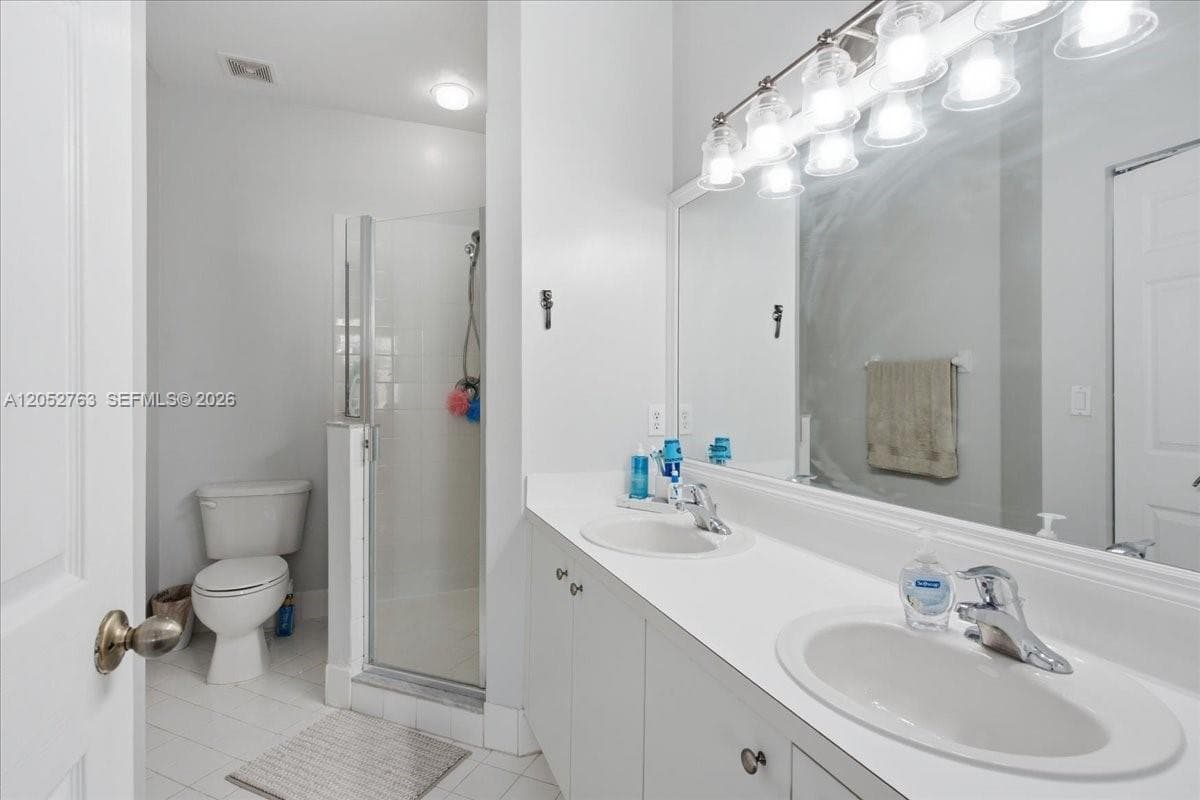 976 NE 42nd Ave #0 photo 25