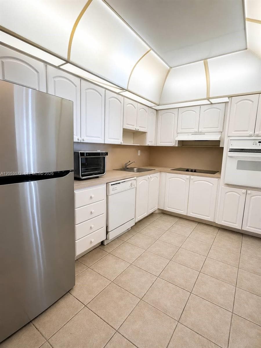 OCEANVIEW BUILDING B COND · #910 in Sunny Isles Beach - Photo 2