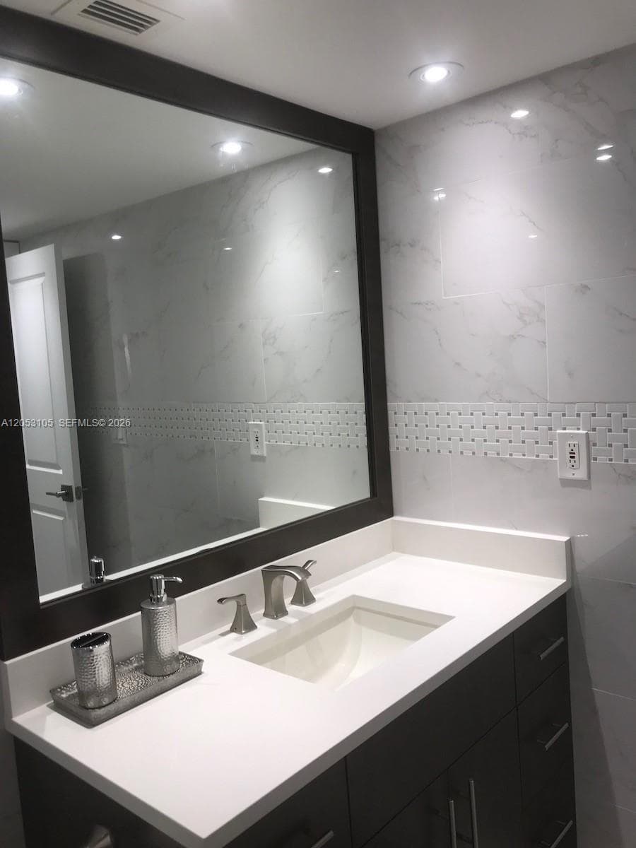 OCEANVIEW BUILDING CONDO · #417 in Sunny Isles Beach - Photo 6