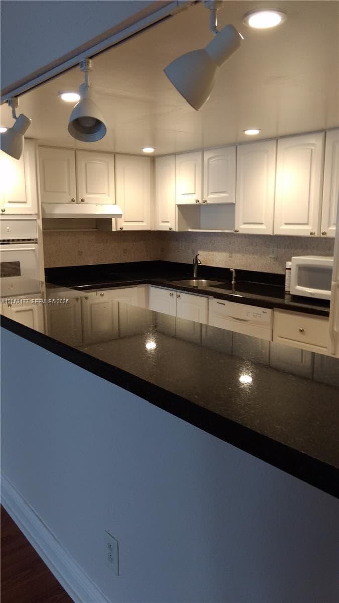 Oceanview Condo A · #1014 in Sunny Isles Beach - Photo 1