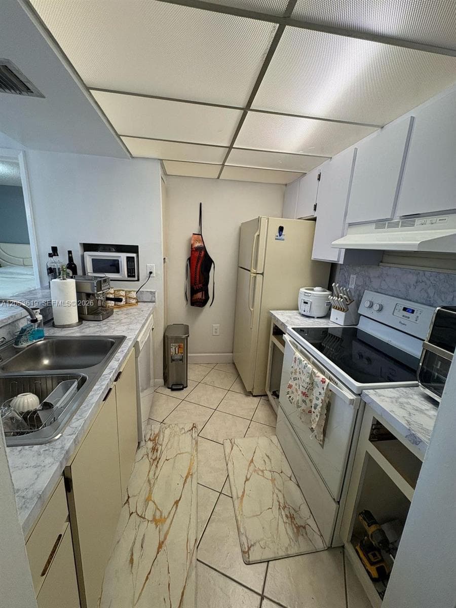 LAS BRISAS@ COUNTRY CLUB · #D302 in Hialeah - Photo 8