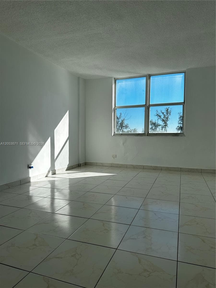 Eastern Shores White Hous · #502 in North Miami Beach - Photo 7
