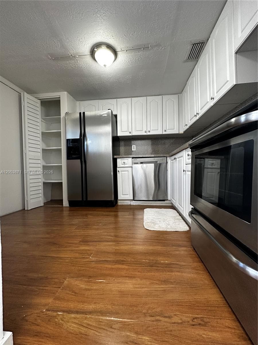 Eastern Shores White Hous · #502 in North Miami Beach - Photo 5