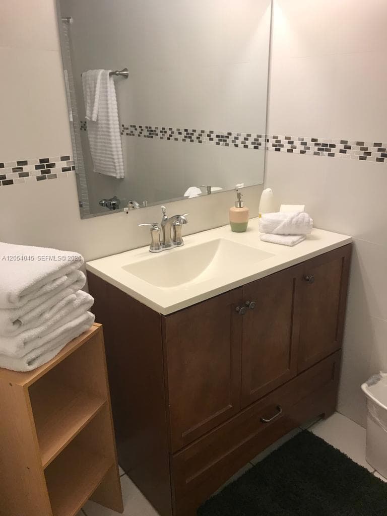 DIPLOMAT GOLF & RACQUET C · #2233 in Hallandale Beach - Photo 7