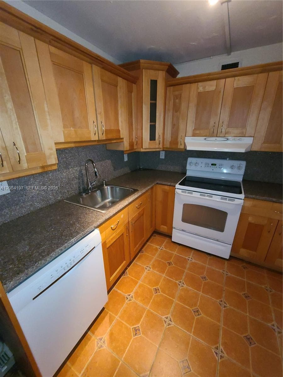 BAY POINT EAST CONDO · #206 in Miami Beach - Photo 22