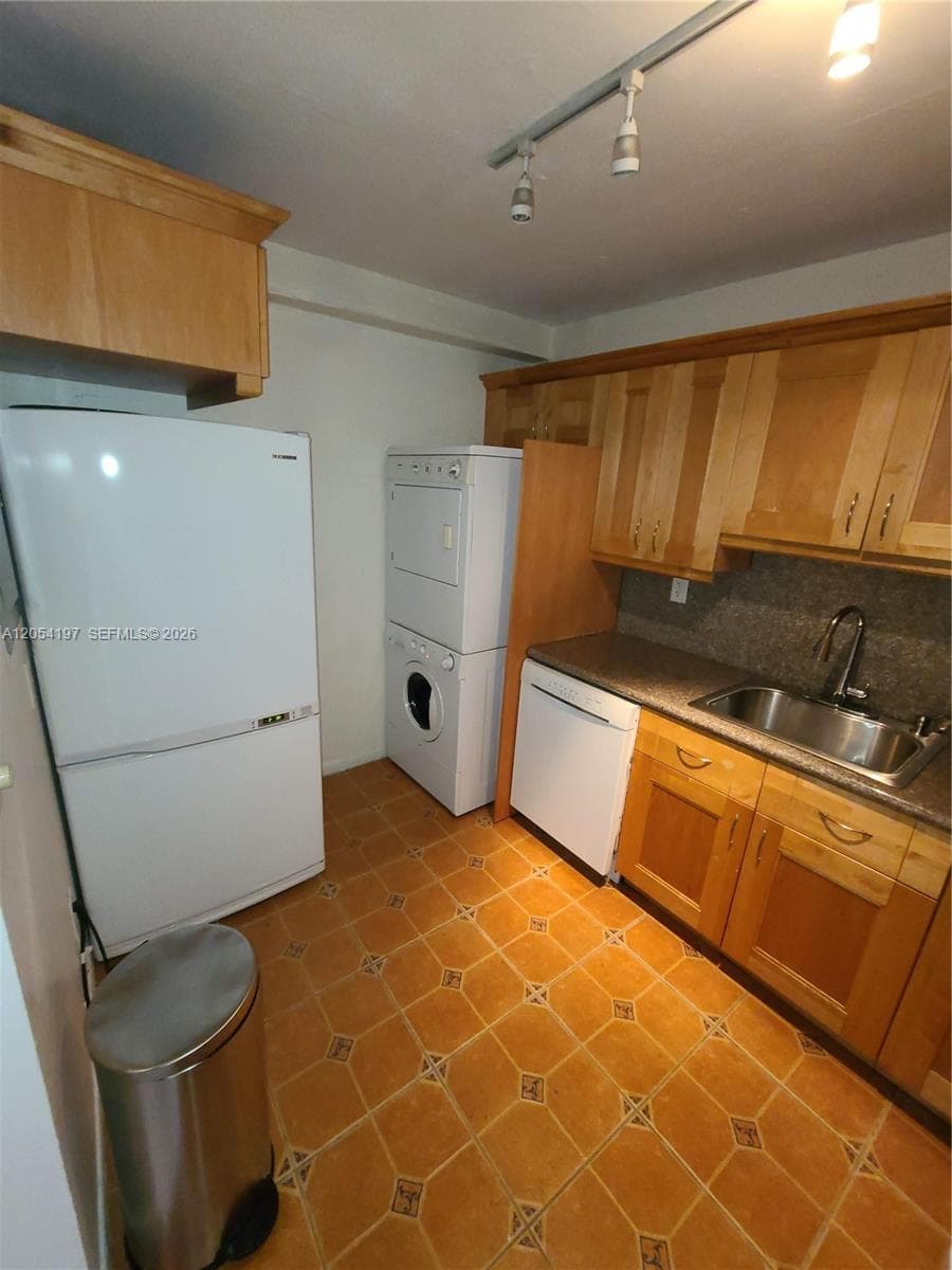 BAY POINT EAST CONDO · #206 in Miami Beach - Photo 21